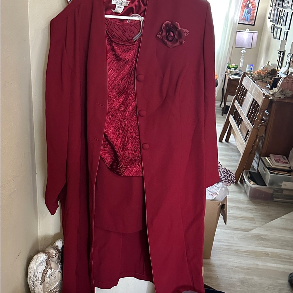 Spechial occasion ready! Elegant Red Three-Piece Suit with Floral Accent